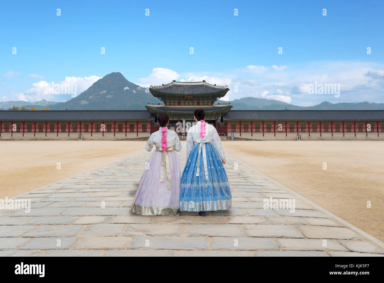 Asian korean donna vestita hanbok in abito tradizionale a piedi nella Gyeongbokgung Palace a Seul, in Corea del sud. Foto Stock