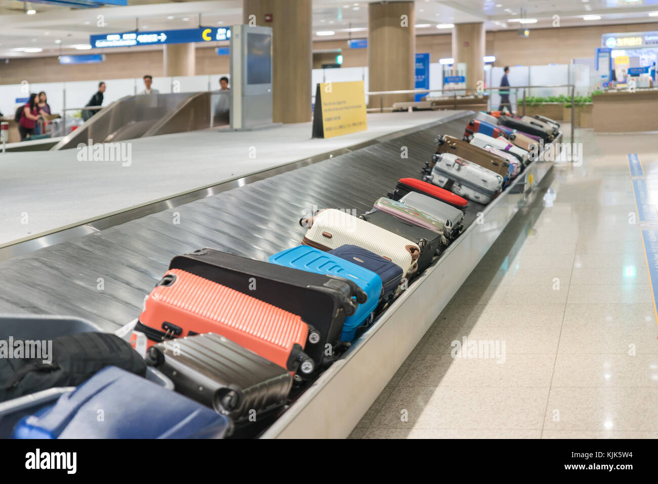 Valigia o bagaglio con nastro trasportatore in aeroporto Foto stock - Alamy