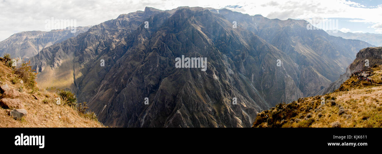 Vista panoramica del Canyon del Colca, Perù, Sud America dal mirador Cruz del Condor. Uno dei più profondi canyon del mondo. Foto Stock