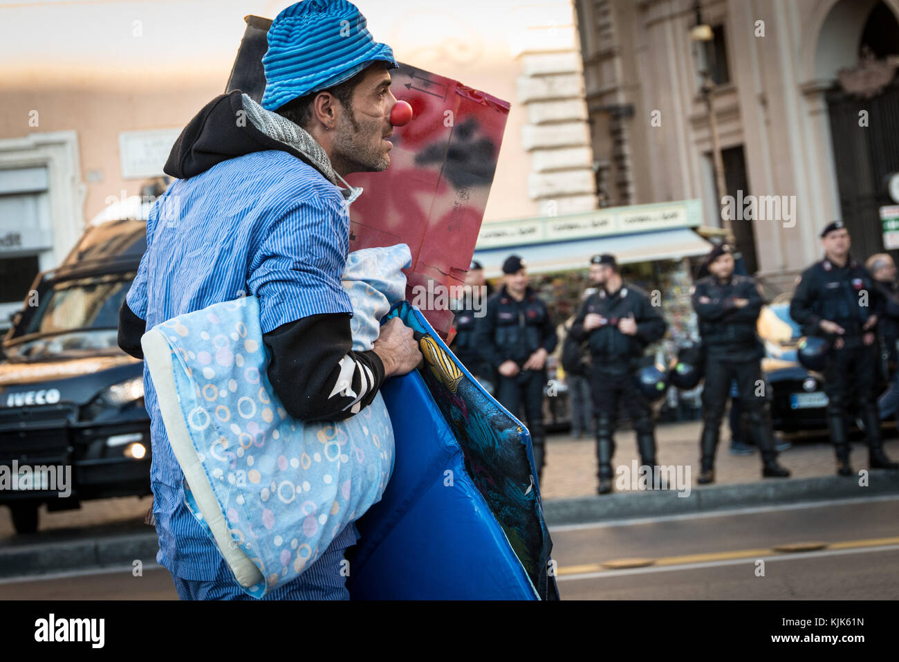 Roma, Italia - 23 novembre: un clown vestito demonstrator agisce come un homeless street traversina durante una manifestazione dei movimenti per il diritto alla casa contro le cinque stelle di movimento (m5s) e il suo leader bebbe grillo, chi è in possesso di uno spettacolo chiamato 'insonnia" presso il teatro flaiano, per contestare la per delle politiche abitative del sindaco di Roma virginia raggi il 23 novembre 2017 a Roma, Italia. a Roma ci sono 50.000 persone in una precaria situazione abitativa in attesa di una soluzione e una decina di sfratti sono fatte ogni giorno a causa di ritardi nei pagamenti, il 23 novembre 2017 (foto di Andrea ronchini/pacifi Foto Stock