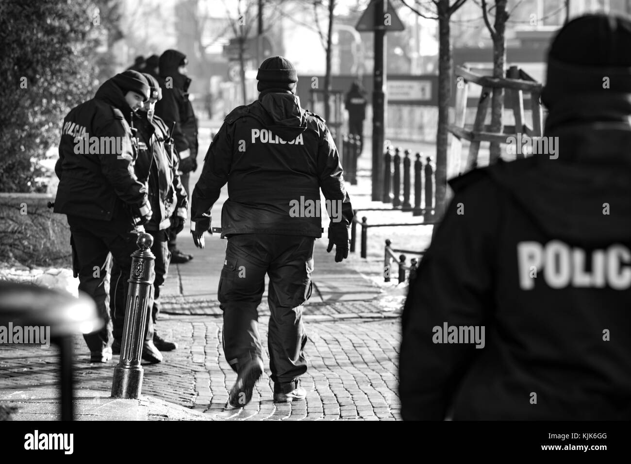 Polonia - Varsavia, funzionari di polizia dietro la barriera che separa i manifestanti dal Parlamento (Sejm). Street protesta contro il nuovo governo. Foto Stock