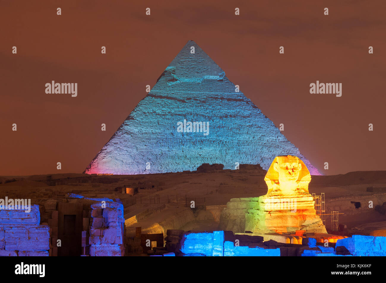 La Piramide di Giza e della Sfinge si accendono per magico spettacolo di suoni e luci. Foto Stock