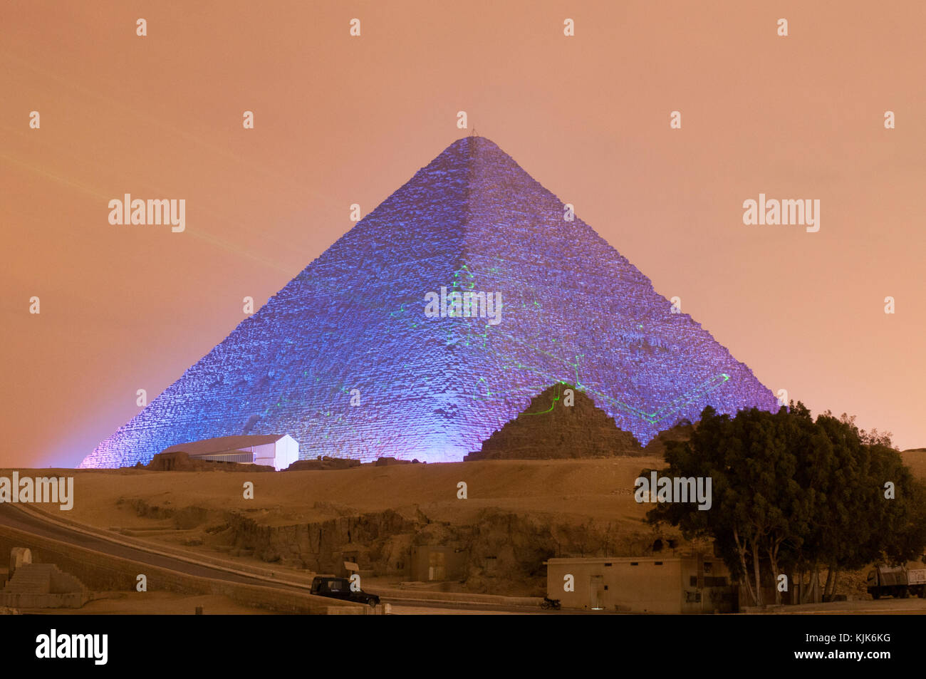 La Piramide di Giza e della Sfinge si accendono per magico spettacolo di suoni e luci. Foto Stock