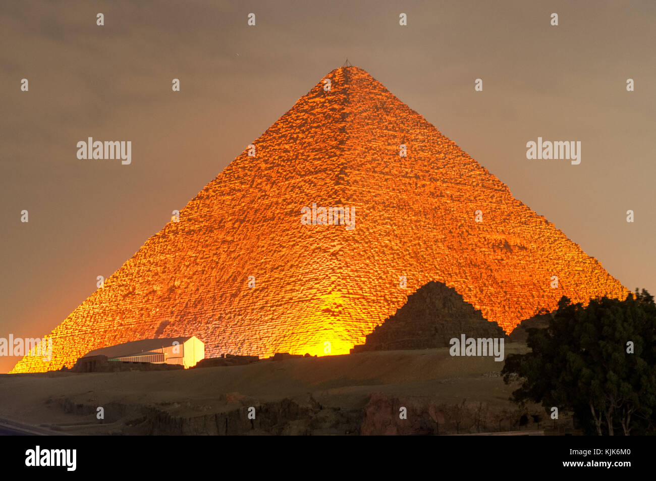 La Piramide di Giza e della Sfinge si accendono per magico spettacolo di suoni e luci. Foto Stock