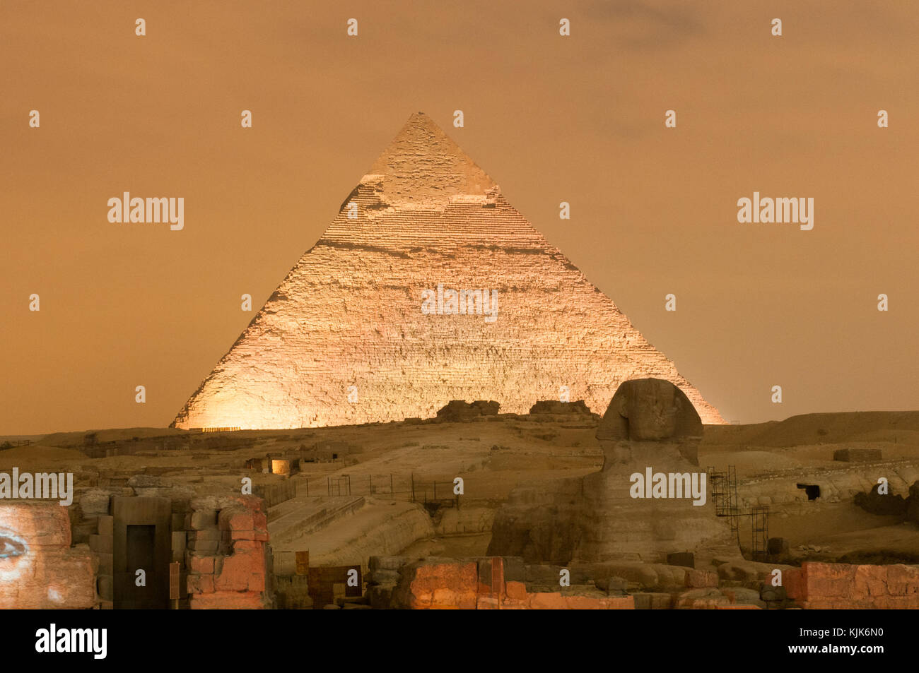 La Piramide di Giza e della Sfinge si accendono per magico spettacolo di suoni e luci. Foto Stock