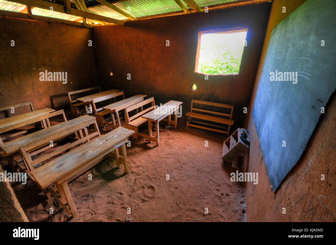 Africani scuola elementare aula in un edificio di argilla con pavimenti di sporco. Foto Stock