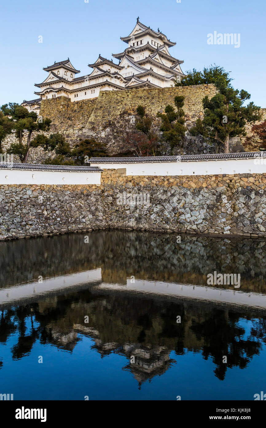 Il castello di Himeji o Himejijo ha il soprannome di airone bianco castello grazie alla sua bianca di aspetto elegante, è considerato essere il Giappone più spettacolare. Th Foto Stock