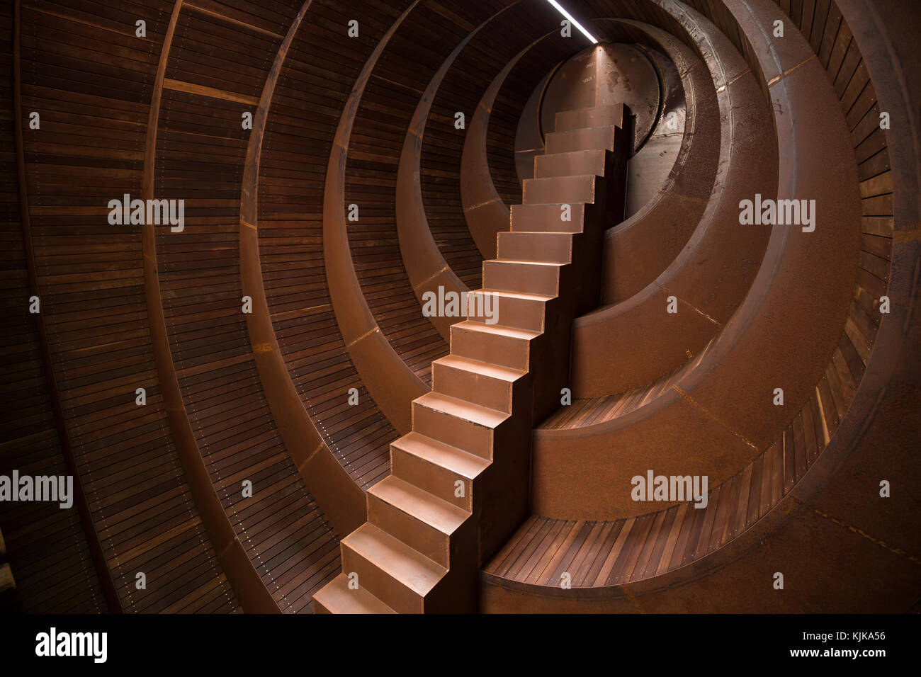 Arte Murou Foresta è una festa per gli occhi in una posizione remota della Prefettura di Nara. Questa scultura all'aperto e moderno giardino giapponese si trova nel muro Foto Stock