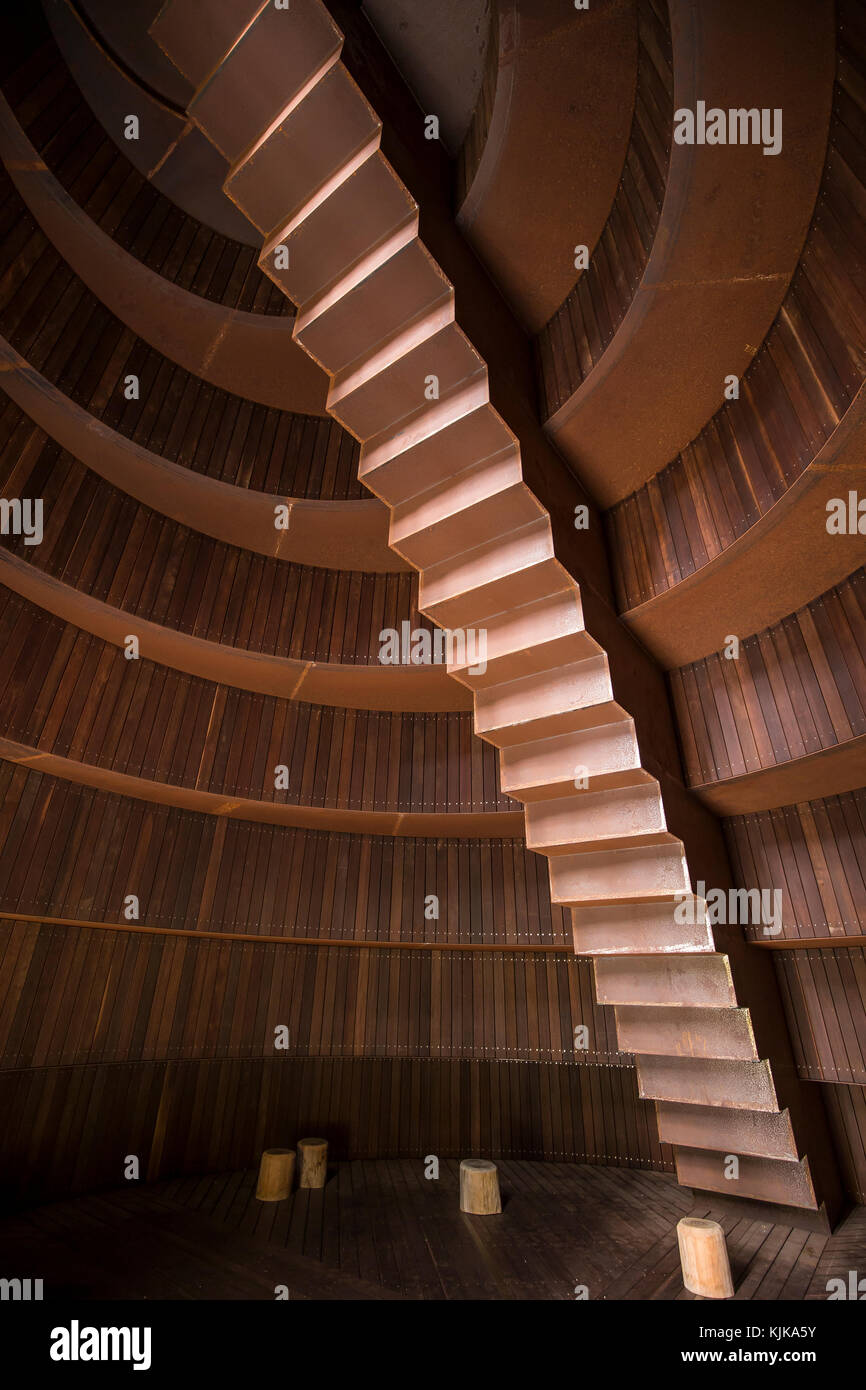 Arte Murou Foresta è una festa per gli occhi in una posizione remota della Prefettura di Nara. Questa scultura all'aperto e moderno giardino giapponese si trova nel muro Foto Stock