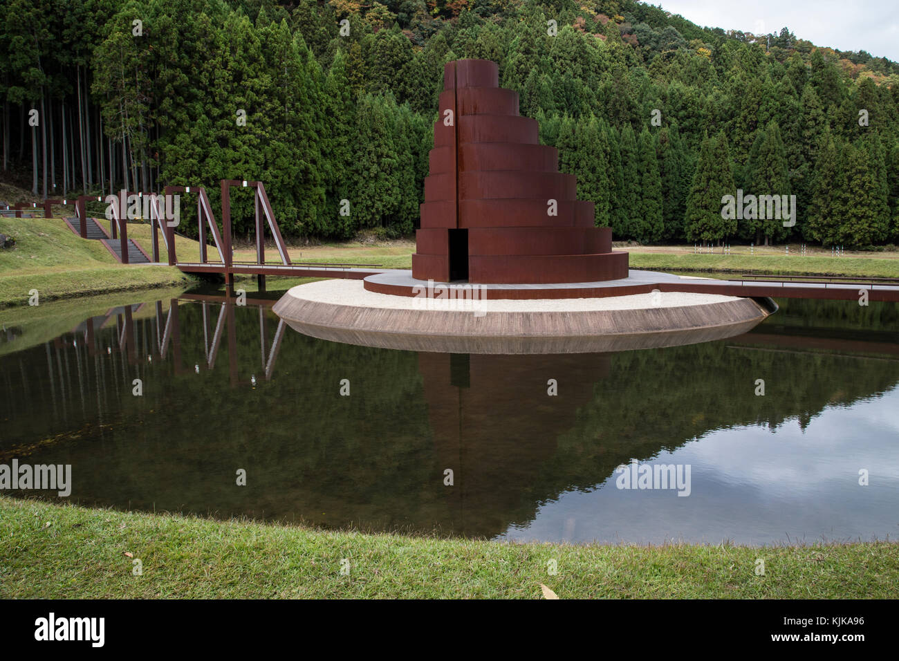 Arte Murou Foresta è una festa per gli occhi in una posizione remota della Prefettura di Nara. Questa scultura all'aperto e moderno giardino giapponese si trova nel muro Foto Stock