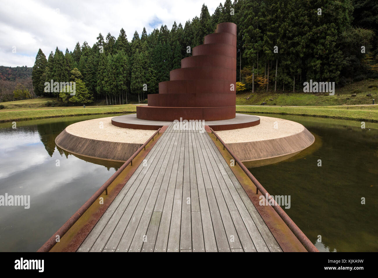 Arte Murou Foresta è una festa per gli occhi in una posizione remota della Prefettura di Nara. Questa scultura all'aperto e moderno giardino giapponese si trova nel muro Foto Stock