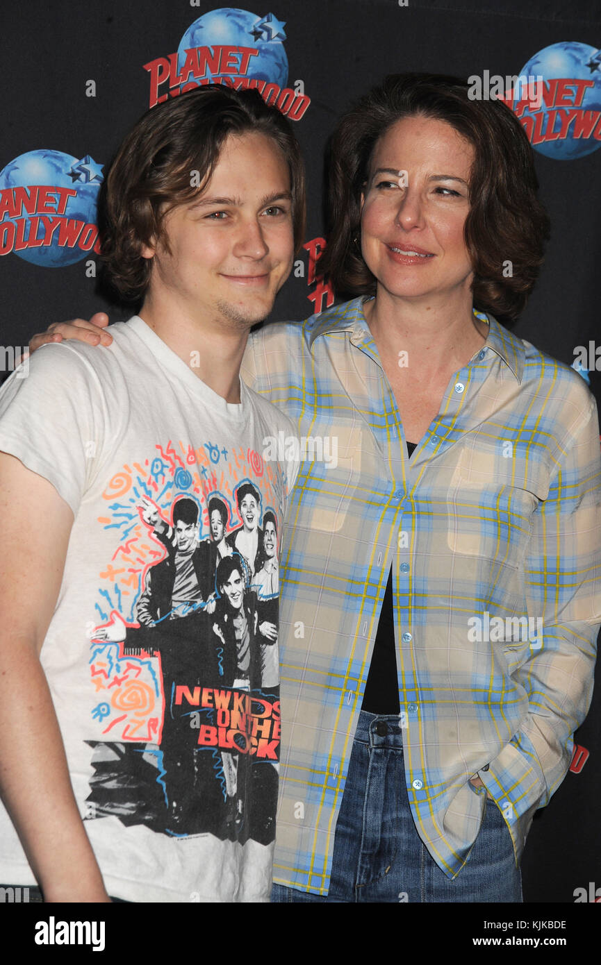 NEW YORK, NY - MARZO 17: Direttore Matt Sobel attori e Robin Weigert e Logan Miller visita il Planet Hollywood per promuovere il loro prossimo film indie "Take me al fiume' al Planet Hollywood Times Square il 17 marzo 2016 a New York City. Persone: Logan Miller, Robin Weigert Foto Stock