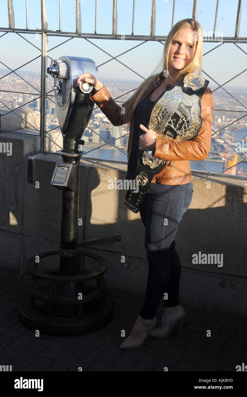 NEW YORK, NY - 21 GENNAIO: la sfidante UFC Miesha Tate con l'attuale campionessa UFC Holly Holm visita l'Empire State Building all'Empire State Building il 21 gennaio 2016 a New York City persone: Holly Holm Foto Stock