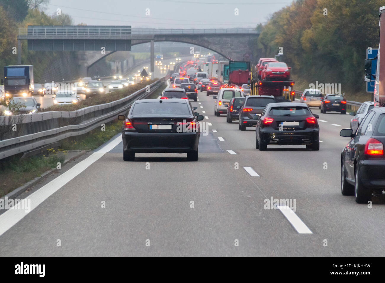 Dusky scenario stradale su una strada in Germania al tempo di autunno Foto Stock