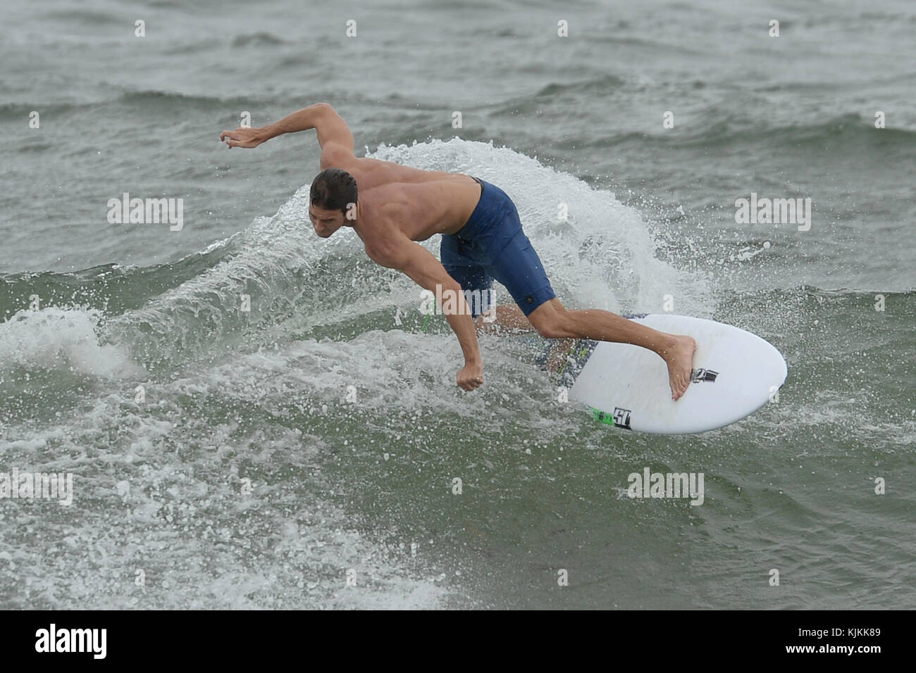 POMPANO BEACH, FL - 06 OTTOBRE: Una vista generale dell'atmosfera sull'uragano Matthew prima di colpire il sud della Florida il 6 ottobre 2016 a Pompano Beach, Florida. Persone: Surfista Foto Stock