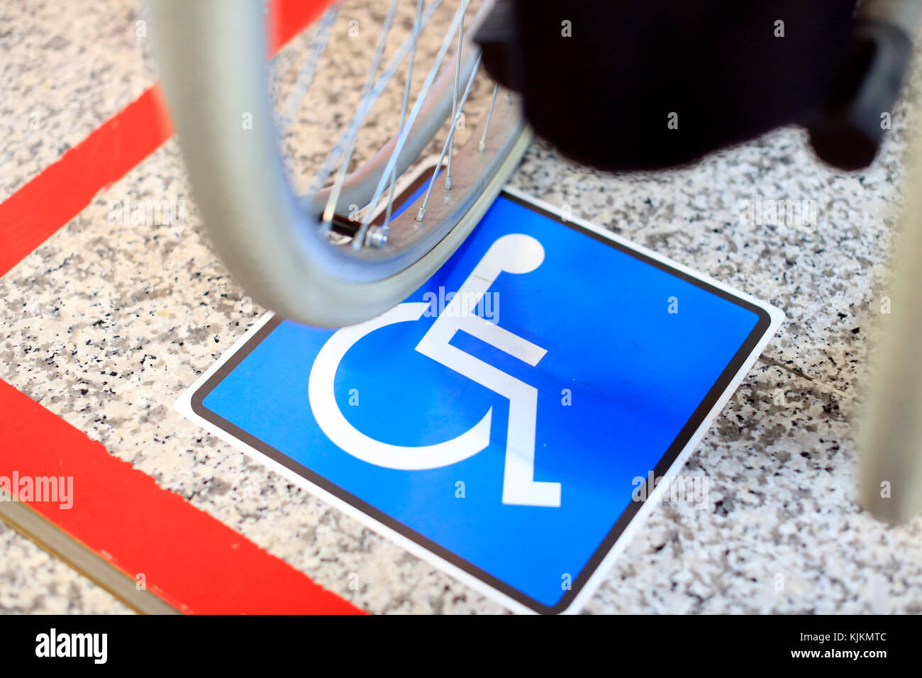 Aeroporto di Ginevra. Parcheggio Disabili lo spazio e la sedia a rotelle. La Svizzera. Foto Stock