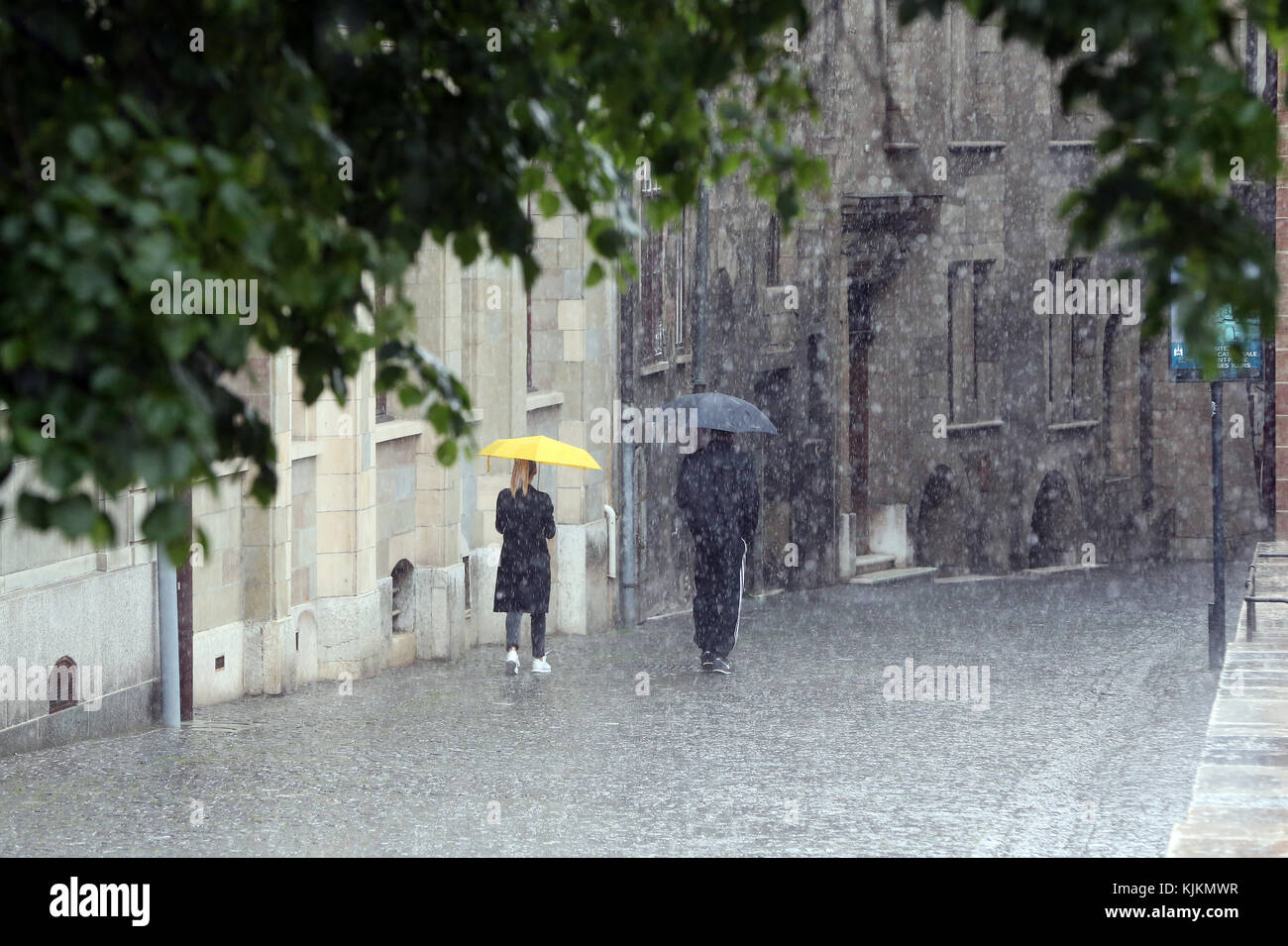 Giorno di pioggia. Giovane camminare sotto l'ombrello. Ginevra. La Svizzera. Foto Stock