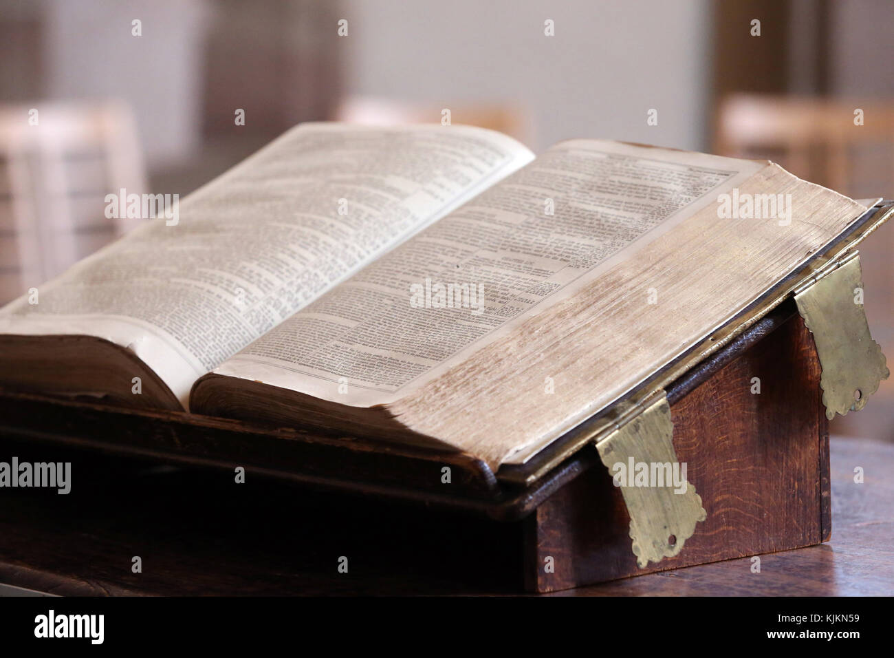 Calvin uditivo. Vecchia Bibbia in lingua inglese. Ginevra. La Svizzera. Foto Stock