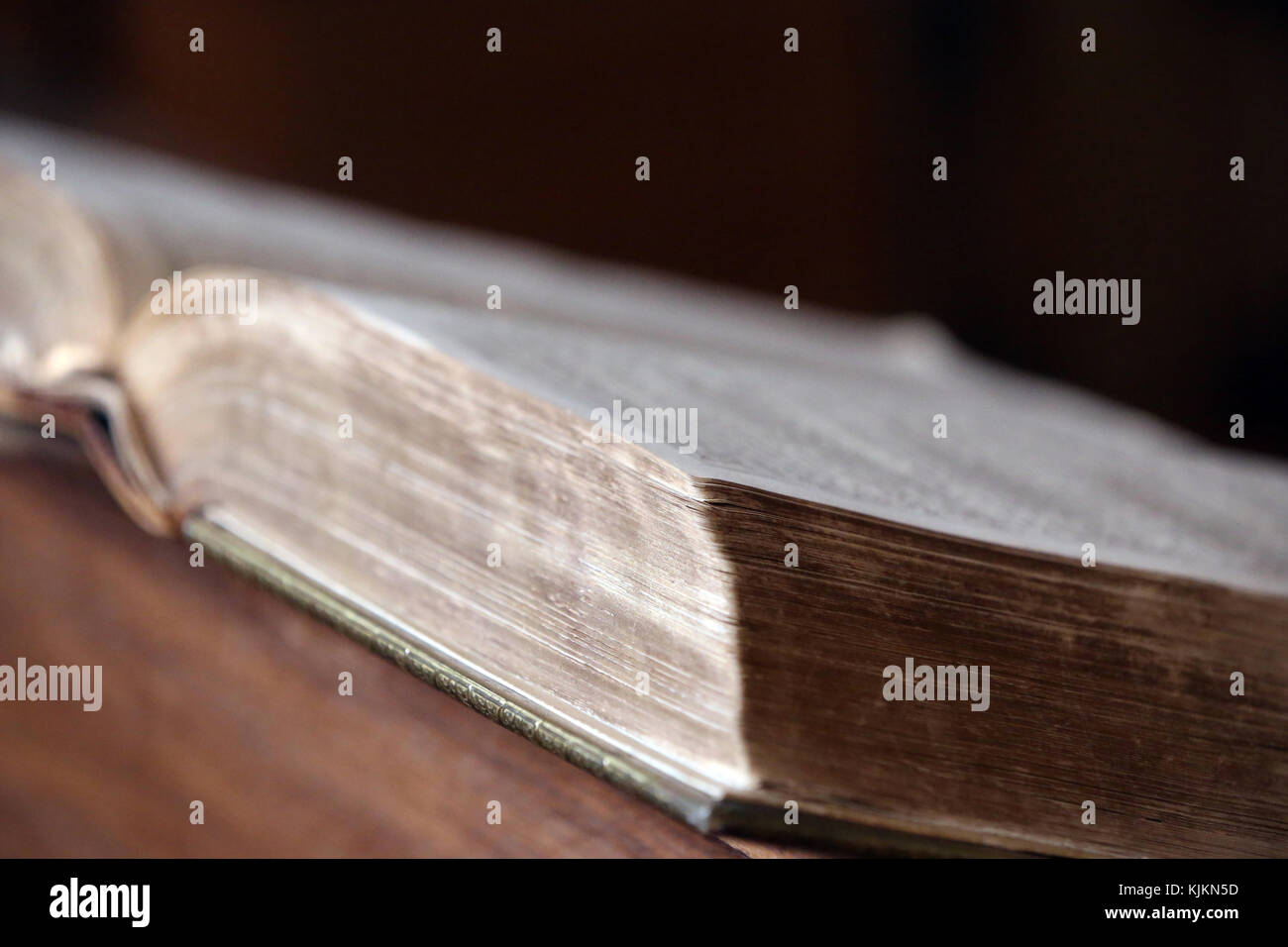 Calvin uditivo. Vecchia Bibbia in lingua inglese. Ginevra. La Svizzera. Foto Stock