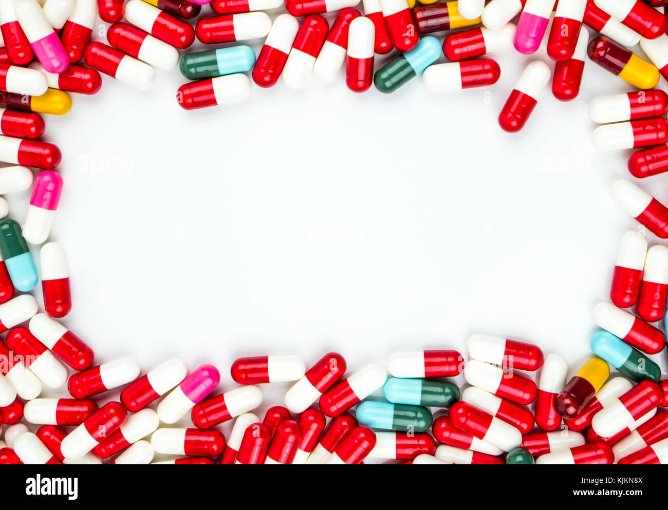 Colorato di antibiotici pillole capsule rettangolo telaio su sfondo bianco con copia spazio. La resistenza al farmaco concetto. Antibiotici il consumo di stupefacenti con reasonab Foto Stock
