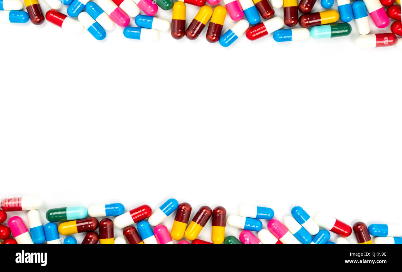 Colorato di antibiotico capsule pillole isolato su sfondo bianco con copia spazio. La resistenza al farmaco concetto. Antibiotici il consumo di stupefacenti con ragionevole e Foto Stock
