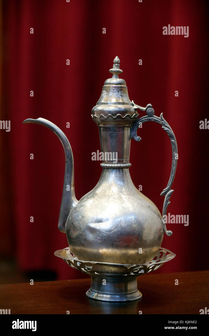 Rituale ebraico di lavaggio a mano. Coppe di lavaggio. La Svizzera. Foto Stock