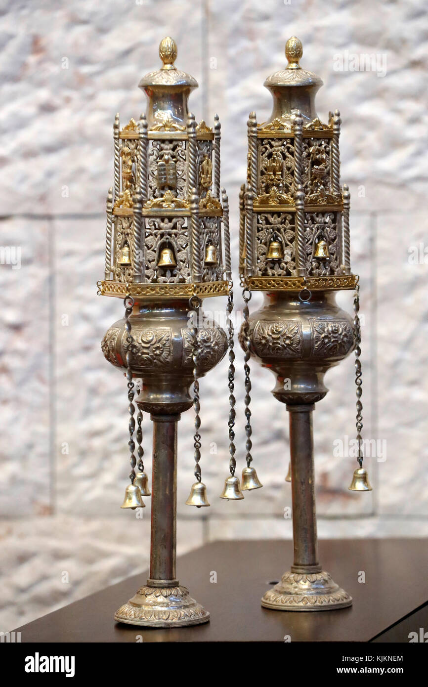 Un set di argento sterling finials (rimonim) sono utilizzati per decorare le estremità superiori della Torah scrolls. La Svizzera. Foto Stock