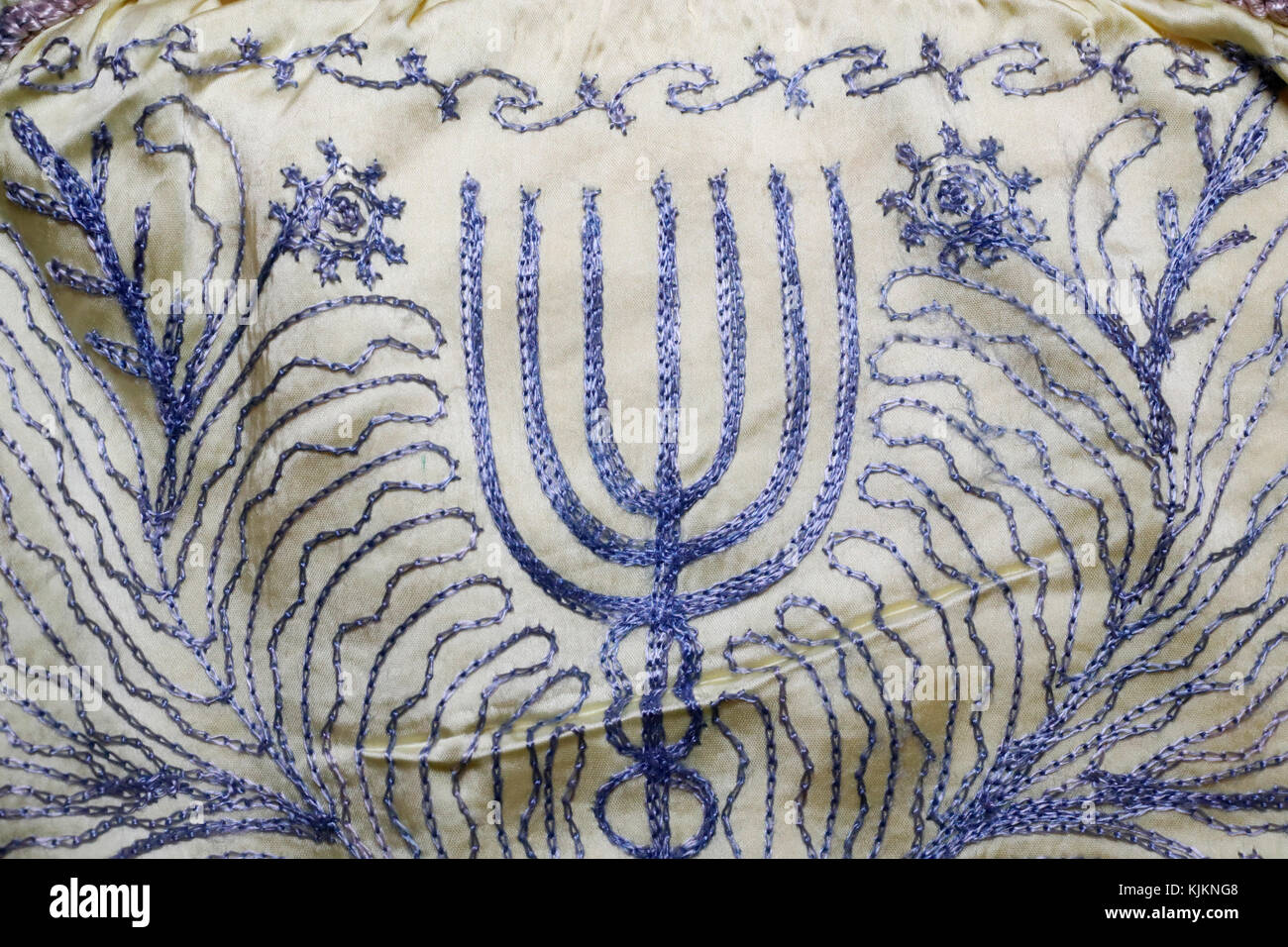 Vecchio Talilit ricamato sacco di corrispondenza. Il Menorah. La Svizzera. Foto Stock