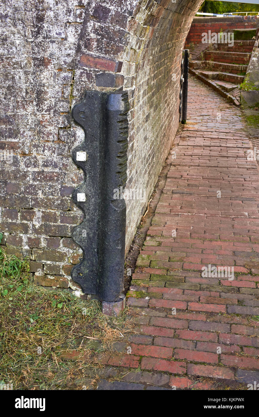 Protezione metallica sul ponte del canale che mostra segni di fune del passato nella serratura superiore di Audlem Foto Stock