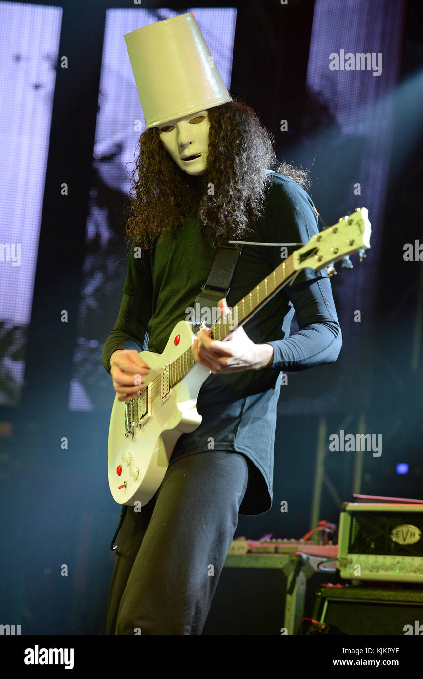 FORT LAUDERDALE, FL - febbraio 28: Brian Patrick Carroll AKA Buckethead suona presso la Sala della Cultura. Brian Patrick Carroll (nato il 13 maggio 1969), noto professionalmente come Buckethead, è un chitarrista americano e multi-strumentista che ha lavorato all'interno di molti generi di musica. Egli ha rilasciato 264 album in studio, quattro versioni speciali e un EP. Egli ha inoltre effettuato su più di 50 altri album di altri artisti. La sua musica si estende tali diverse aree come progressive metal, funk, blues, jazz, musica bluegrass, ambient e musica d'avanguardia. Buckethead è famoso per indossare un KFC benna sulla sua testa, emblazon Foto Stock