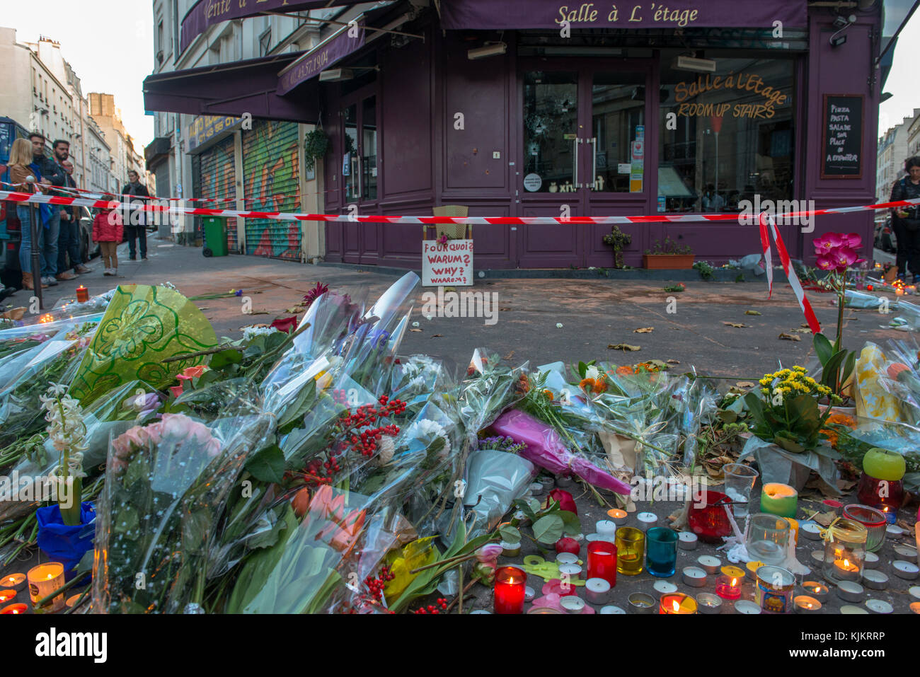 Fleurs et bougies Ã Âˆ la mÃ©ÂŽmoire des victimes des attentats du 13 novembre 2015 devant le restaurant Casa Nostra, rue de la Fontaine au Roi. Franc Foto Stock