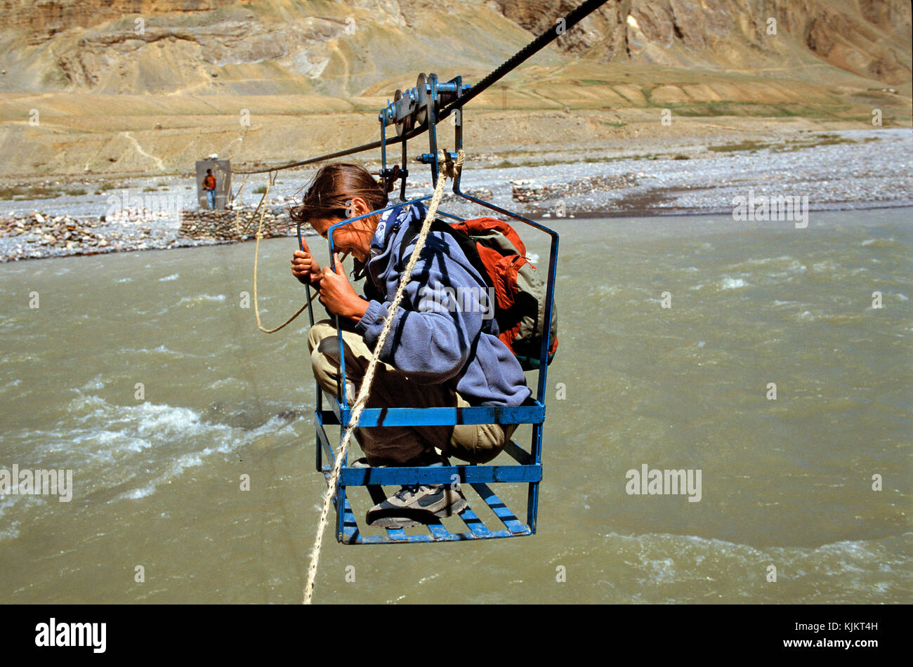 Attraversamento di un fiume in una gondola. India. Foto Stock