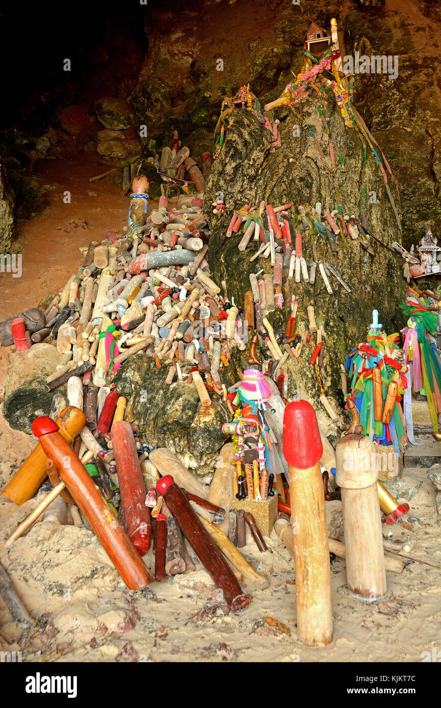 Offerte in una grotta a Krabi town. Phalluses in legno. Thailandia. Foto Stock