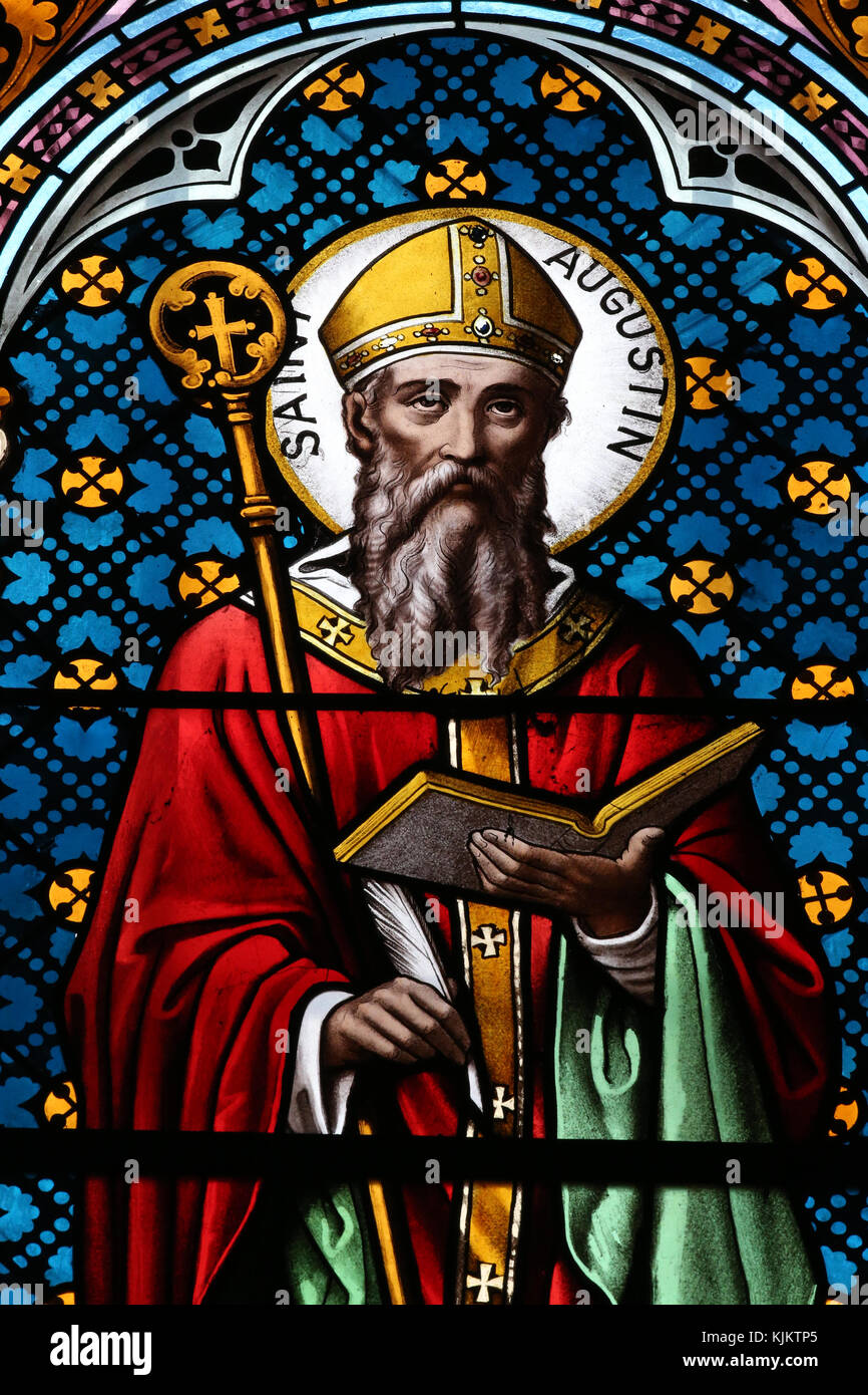 Lans en Vercors chiesa. Finestra di vetro colorato. Agostino di Ippona noto anche come sant Agostino: uno dei primi cristiani teologo e filosofo. Francia Foto Stock