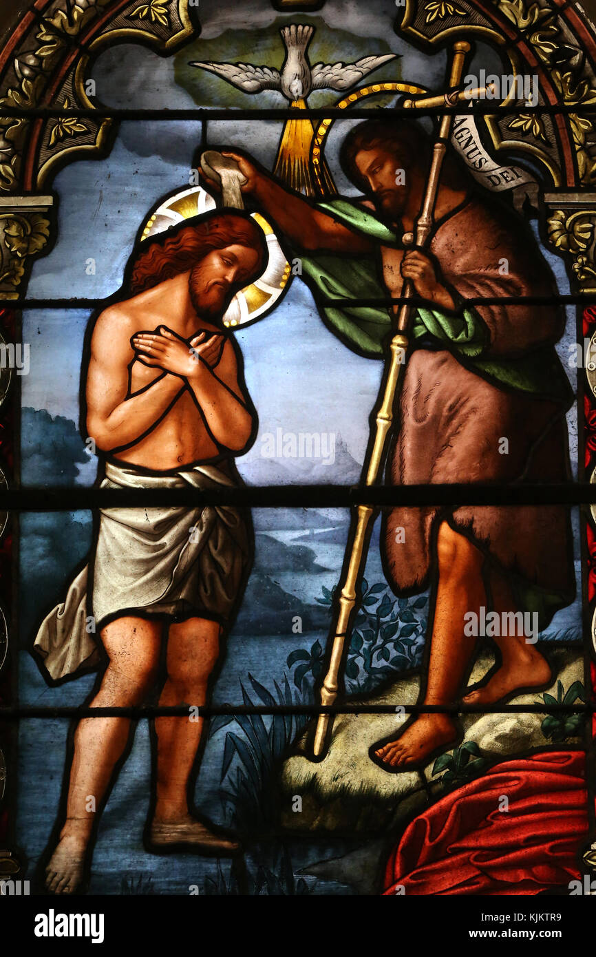 Il battesimo di Gesù nel fiume Giordano da Giovanni Battista. Finestra di vetro colorato. Saint Vincent chiesa. Nyons. La Francia. Foto Stock