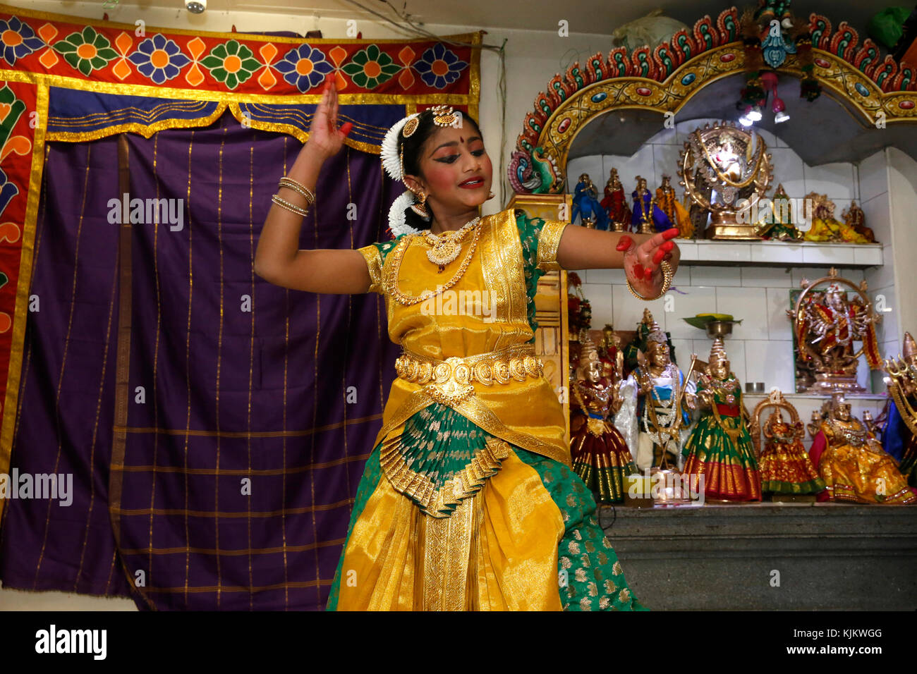 Sivaratri celebrazione presso la Parigi Ganesh tempio. Ballerino tradizionali. La Francia. Foto Stock