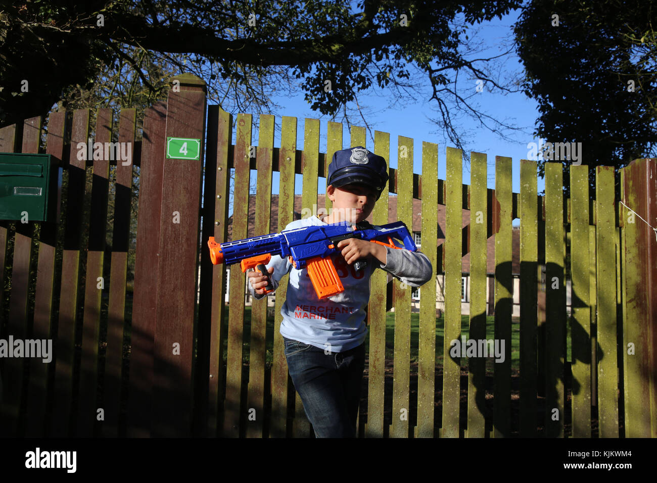 Ragazzo giocando con una pistola giocattolo. La Francia. Foto Stock