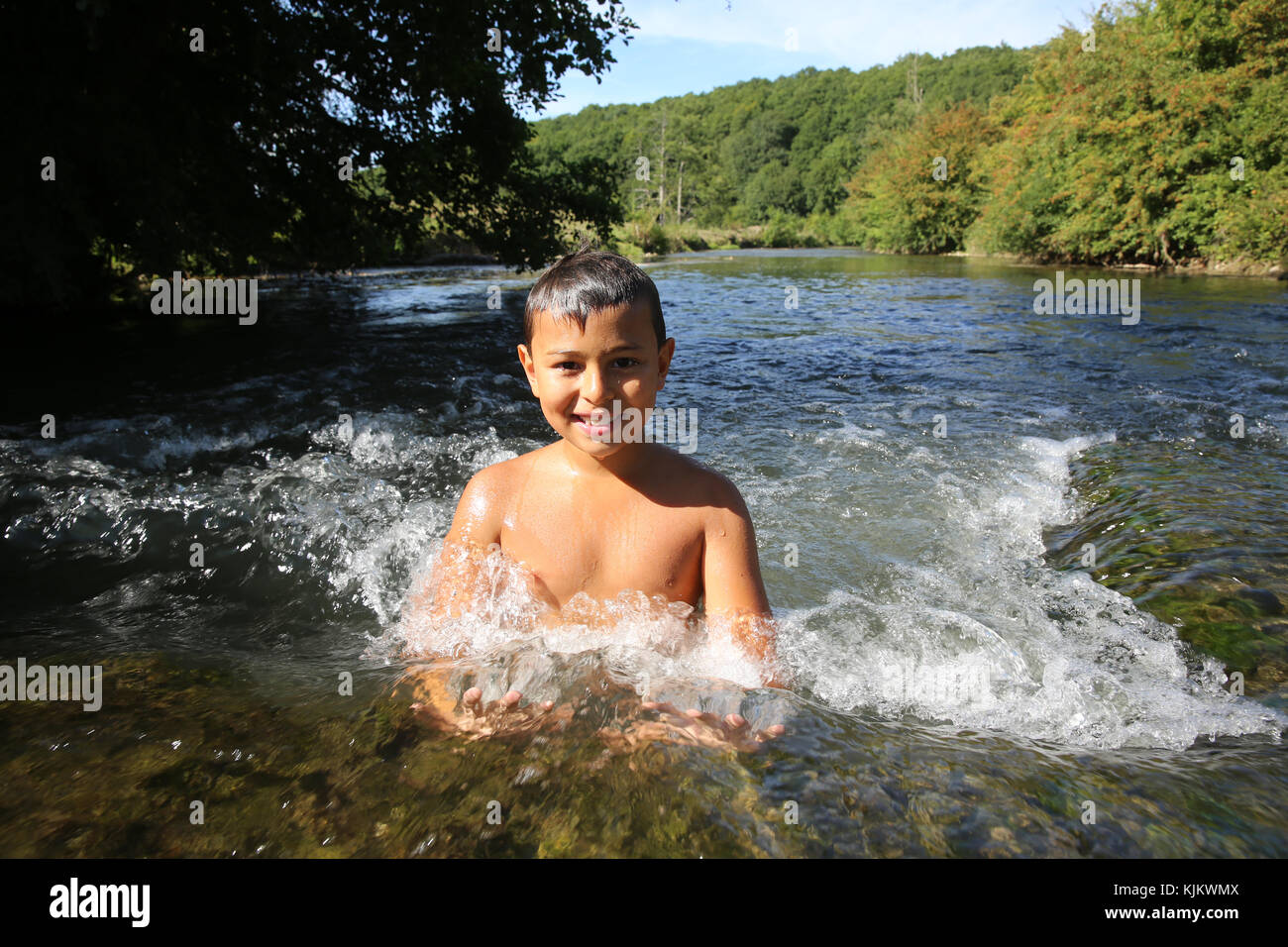 Ragazzo di balneazione in un fiume. La Francia. Foto Stock