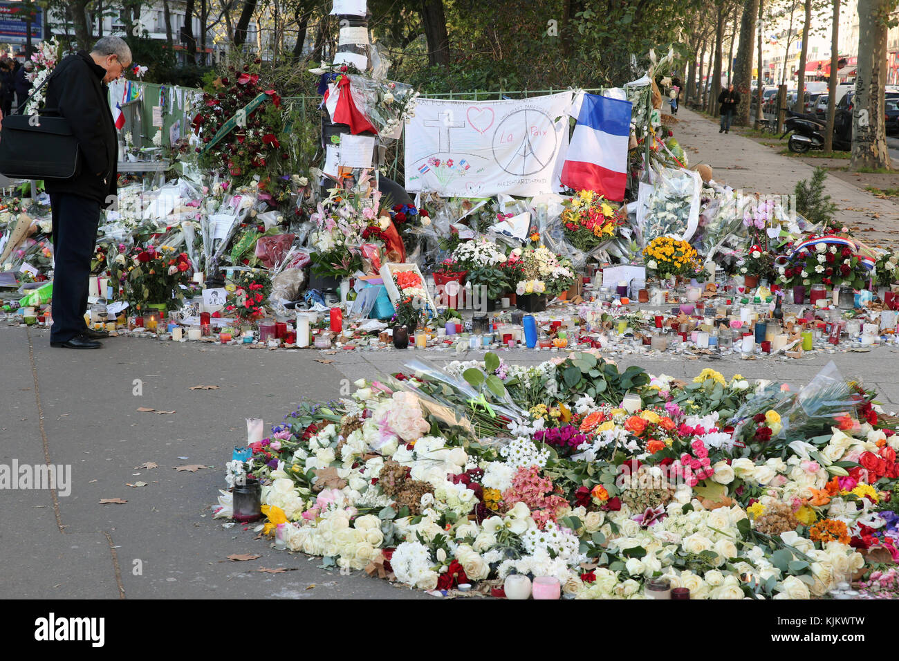 Il tributo nazionale per le vittime della Parigi degli attacchi terroristici. Stato islamico (ISIS) jihadisti rivendicato attacchi coordinati nel centro di Parigi che uccidono Foto Stock