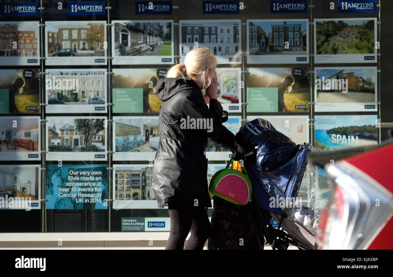 Pic mostra: Bilancio Novembre 2017 Bollo tagliare giorno dopo il bilancio vedeva acquirenti per la prima volta il controllo windows degli agenti immobiliari a Islington, London ha Foto Stock