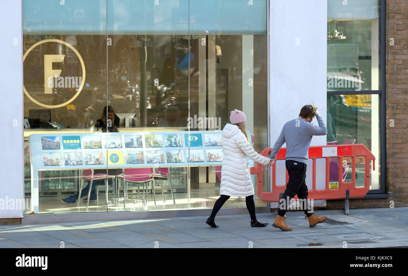 Pic mostra: Bilancio Novembre 2017 Bollo tagliare giorno dopo il bilancio vedeva acquirenti per la prima volta il controllo windows degli agenti immobiliari a Islington, Londra Fo Foto Stock