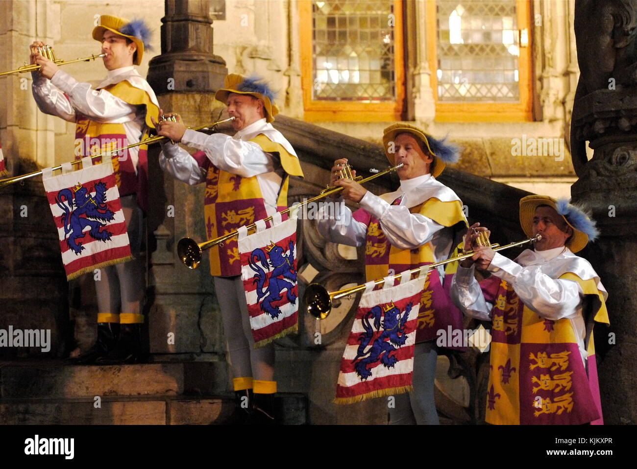 Trombettisti al municipio di Bruges, in Belgio Foto Stock