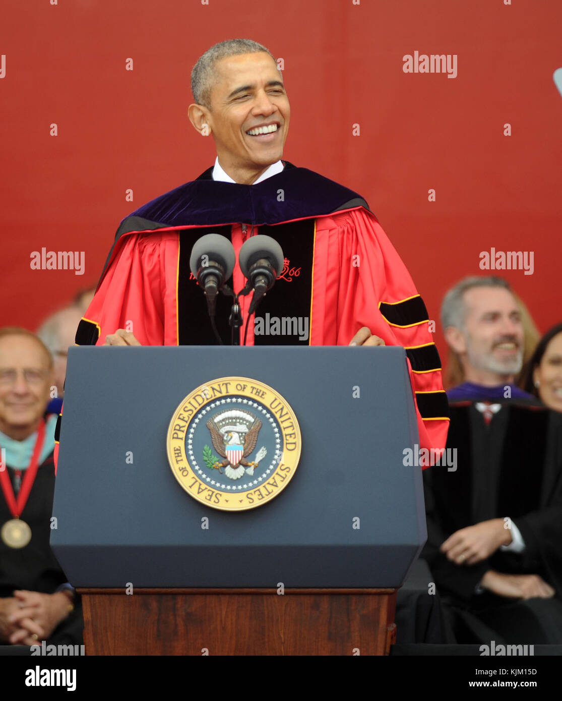 NEW BRUNSWICK, NJ - 15 MAGGIO: Il presidente Barack Obama riceve la laurea in onore dal presidente Robert Barchi di Rutgers e dà il discorso di inizio al 250° anniversario della Rutgers University il 15 maggio 2016 a New Brunswick, New Jersey. Persone: Barack Obama Foto Stock