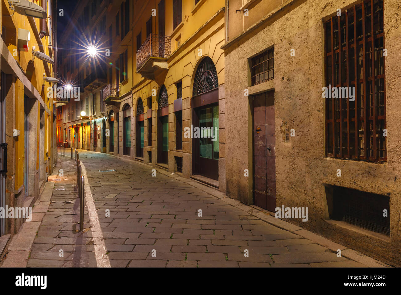 Via medievale di notte a milano, lombardia, italia Foto Stock