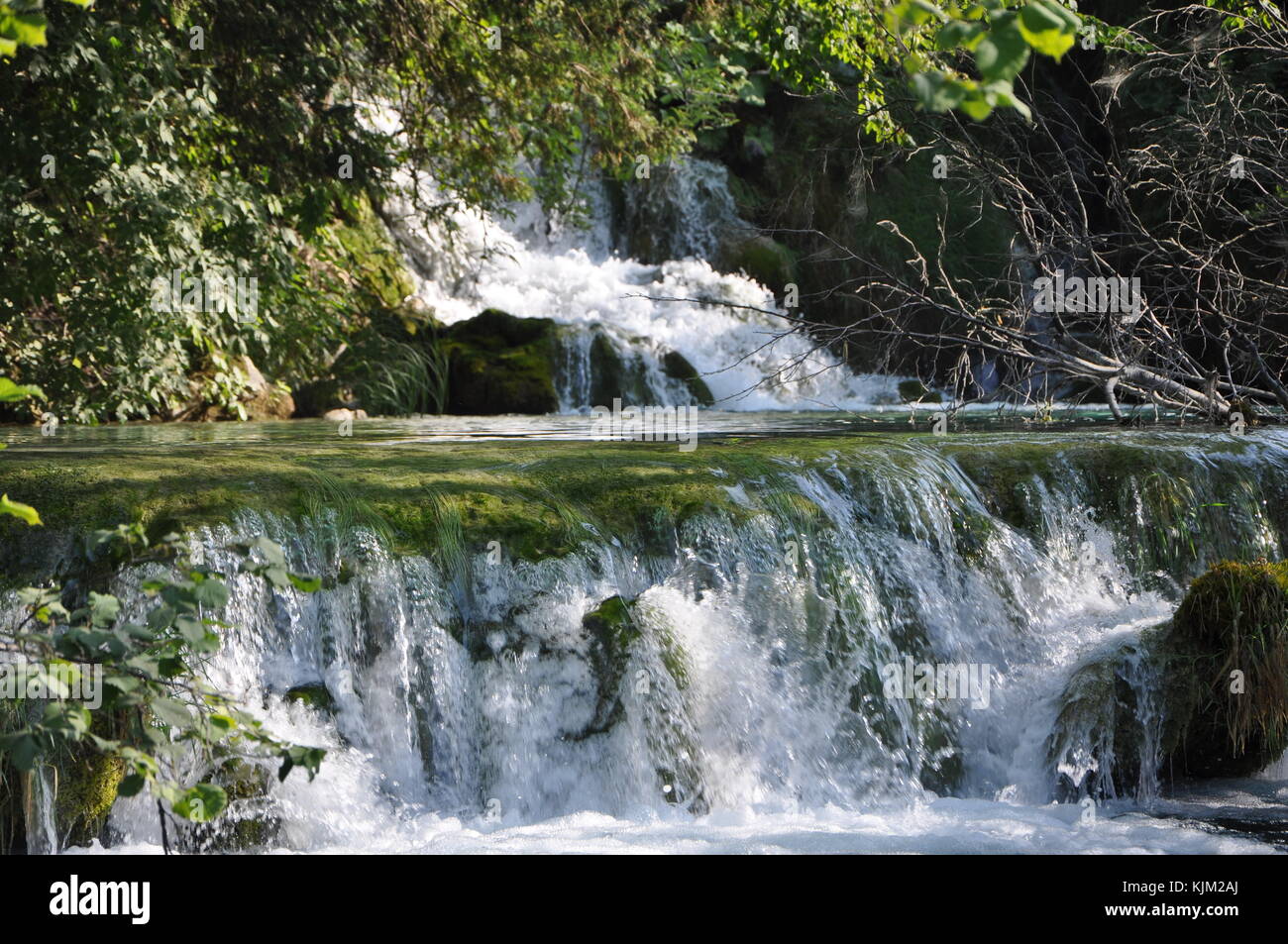Parco nazionale di Plitvice cascata lago visto da foresta Foto Stock