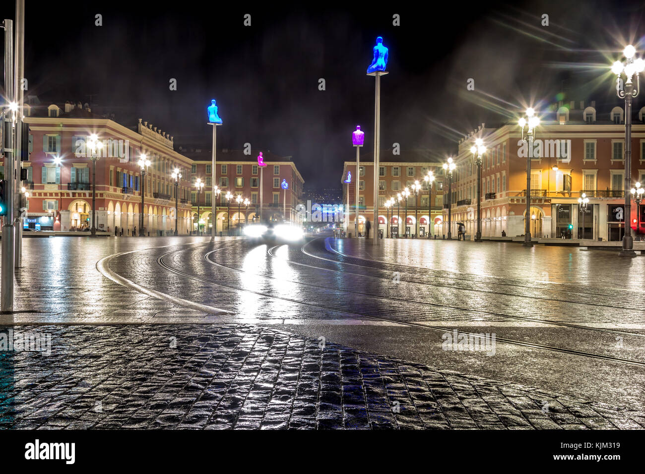 Composizione di statue di gomma luminosa poste su pali sulla Place Massena di Nizza Foto Stock