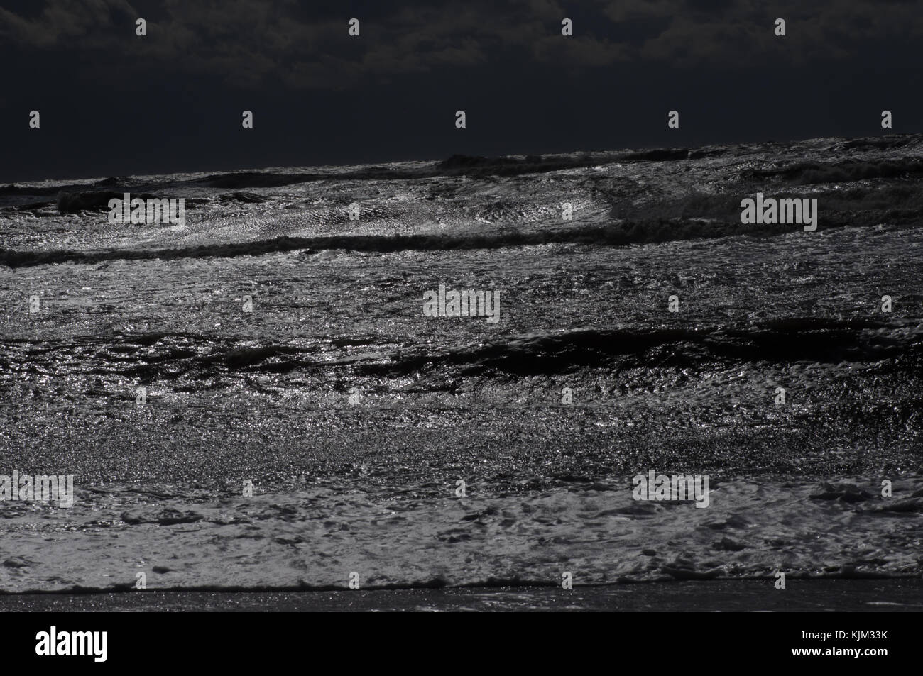 Tempesta rotoli di onda a riva di notte al chiaro di luna Foto Stock