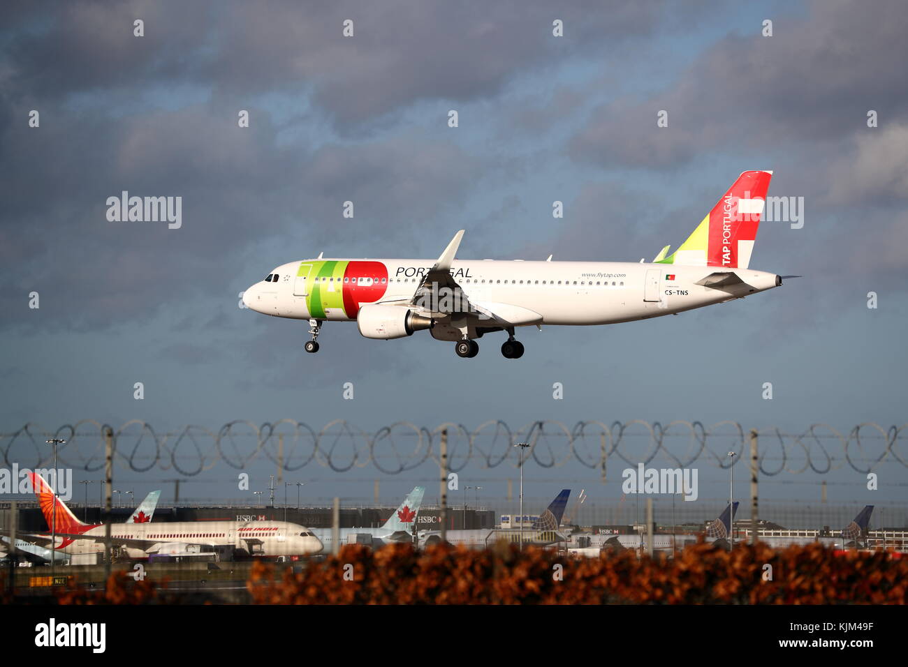 Aria Portogallo Airbus A320 CS-TNS atterraggio all'Aeroporto Heathrow di Londra, Regno Unito Foto Stock