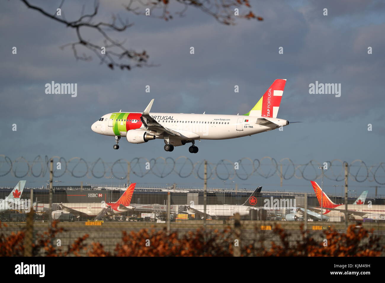 Aria Portogallo Airbus A320 CS-TNS atterraggio all'Aeroporto Heathrow di Londra, Regno Unito Foto Stock