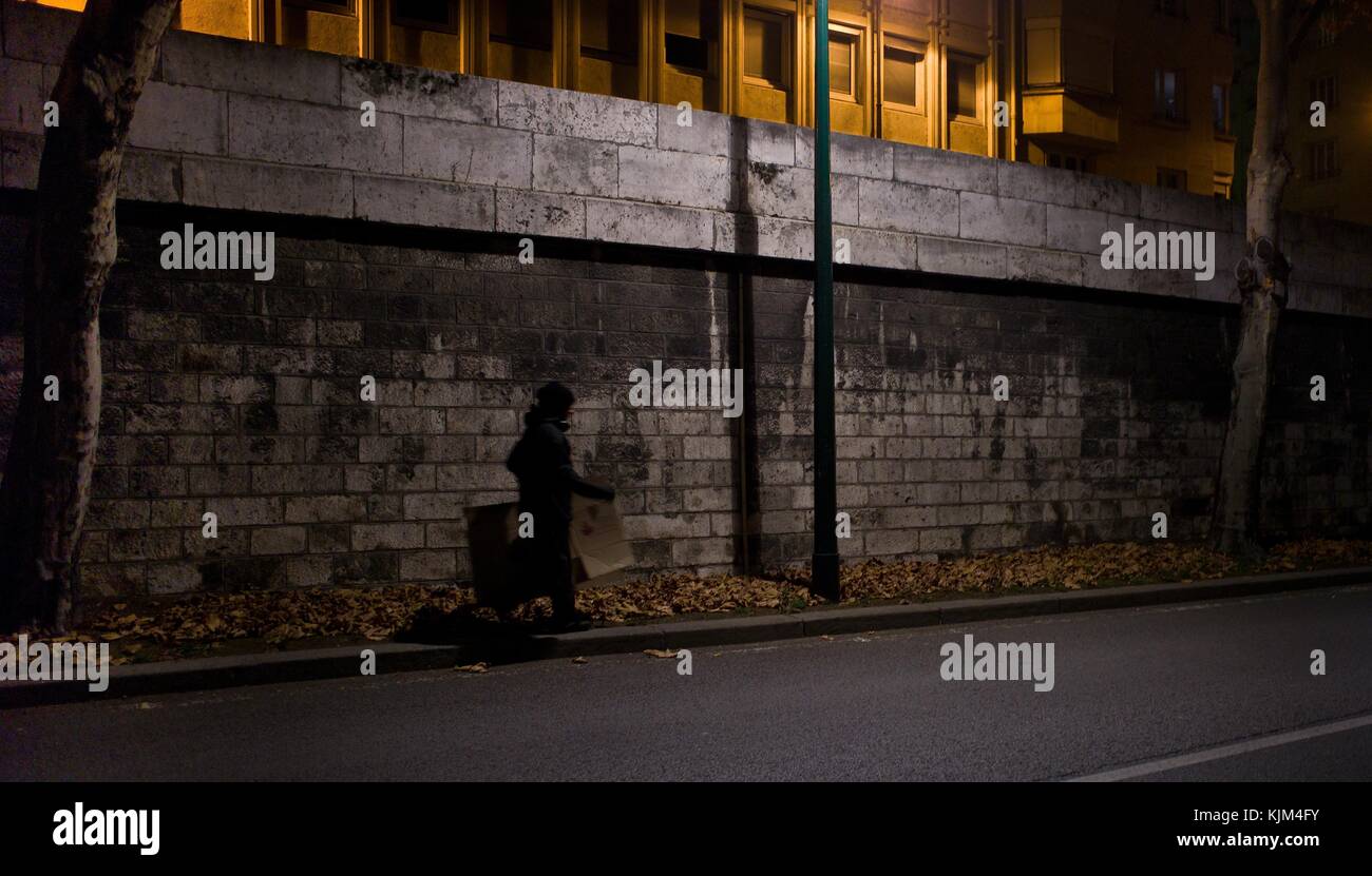 Miseria urbana - 07/11/2011 - - miseria urbana - scena della vita quotidiana a Parigi, un uomo senza casa stava cercando scatole per il letto, sulle rive del fiume della Senna - Sylvain Leser / le Pictorium Foto Stock